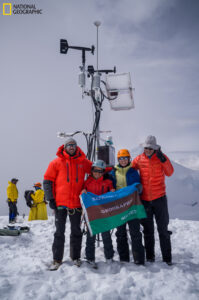 La estación meteorológica más alta de los Andes tropicales instalada cerca  de la cumbre del nevado Ausangate en Perú – National Geographic Society  Newsroom